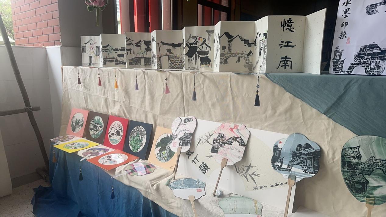 “小得盈满 江南韵味”——栖霞区小学美术教研活动之水墨印染艺术大单元课程展示_html_2117d745.jpg