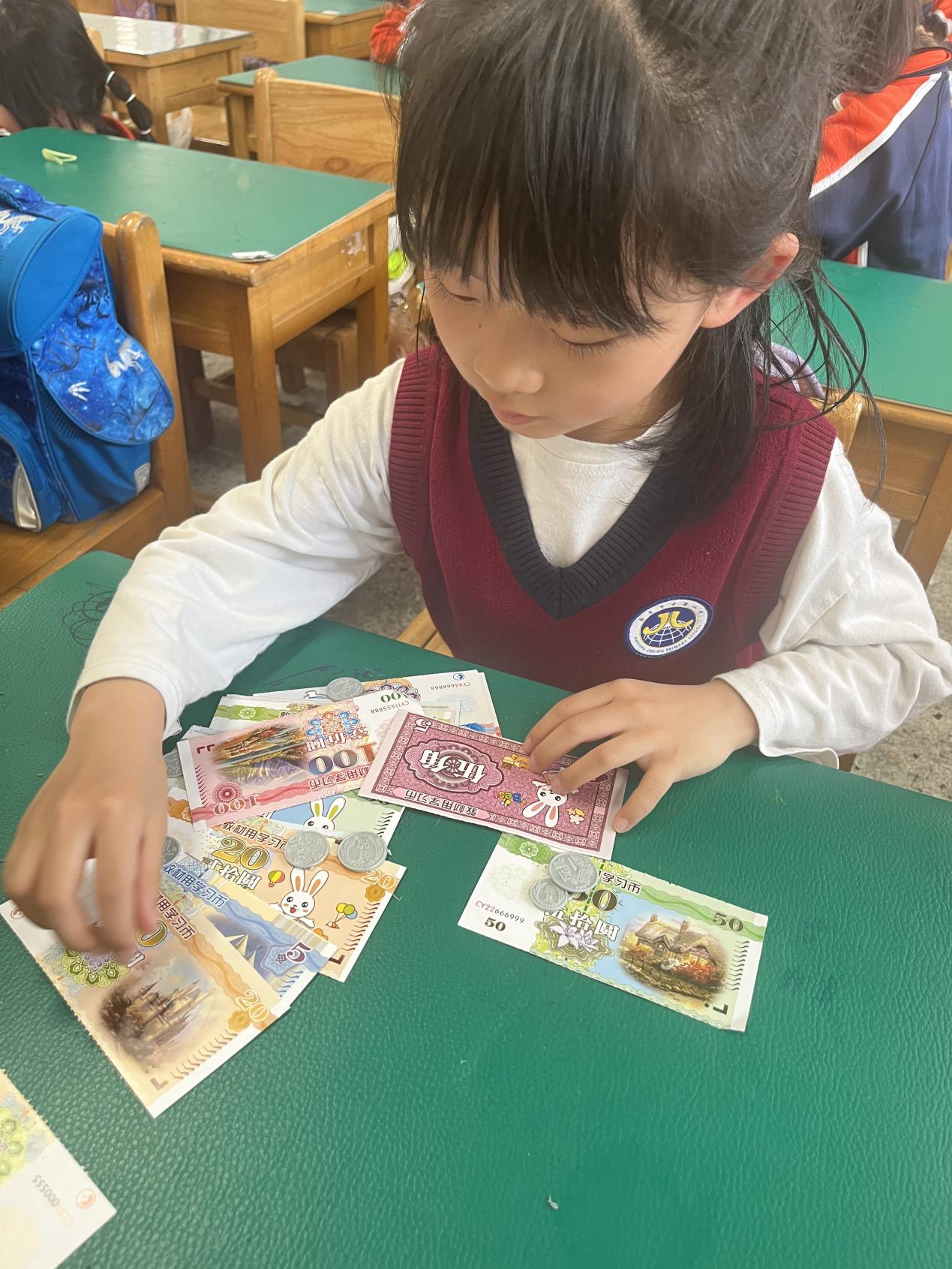 【湖畔·童化课堂】小小商店，别样精彩——数学校本研修之课例研讨（200）_html_598d8b9a.jpg