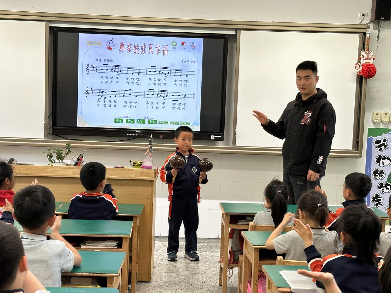【湖畔·童化课堂】“乐”在舞中 “乐”在心中——音乐校本研修之课例研讨_html_37183e2f.jpg