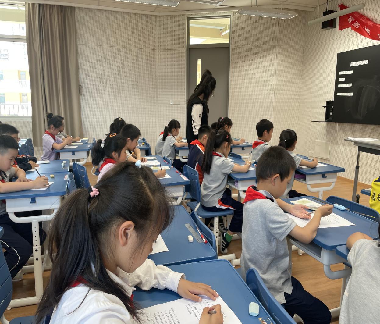 【湖畔•童化课堂】以课促练 以思促学——数学校本研修之课例研讨（206）_html_72295a10.jpg