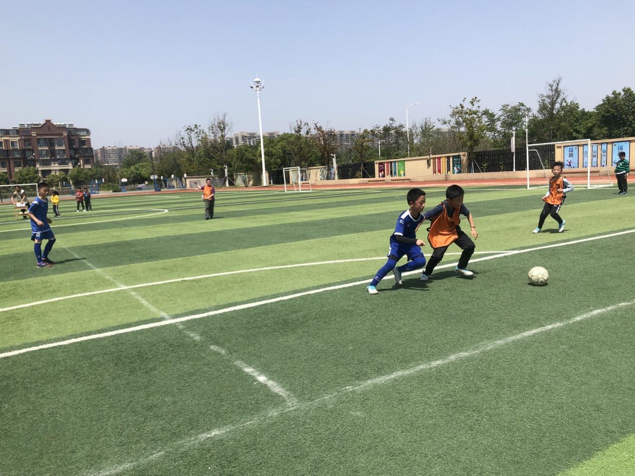 【博学广志】足球传递梦想 绿茵放飞希望—金陵小学广志路校区第二届“校长杯”校园足球联赛侧记_html_7bd960b6.jpg
