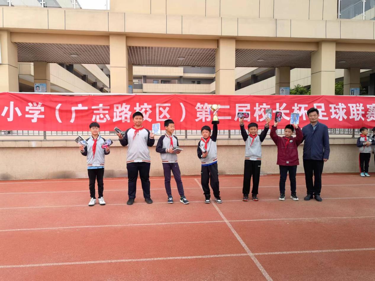 【博学广志】足球传递梦想 绿茵放飞希望—金陵小学广志路校区第二届“校长杯”校园足球联赛侧记_html_1a89de6d.jpg