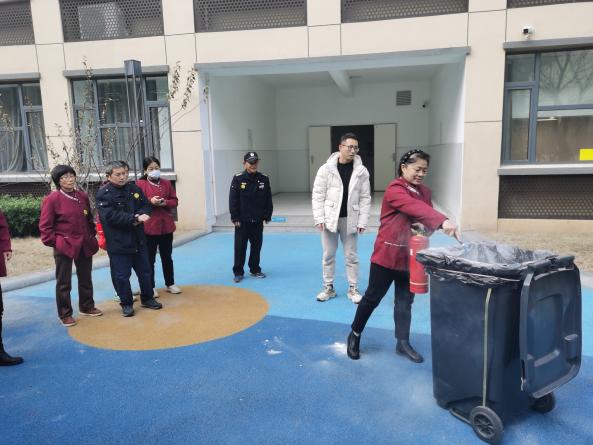 【博学广志】加强实操培训 熟练灭火技能——金陵小学（广志路校区）组织消防灭火器使用培训_html_3db48ea3.jpg