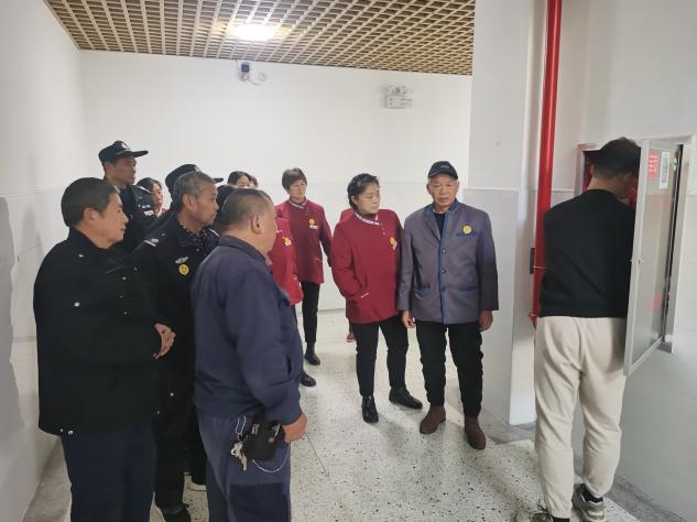 【博学广志】加强实操培训 熟练灭火技能——金陵小学（广志路校区）组织消防灭火器使用培训_html_m8ef563a.jpg