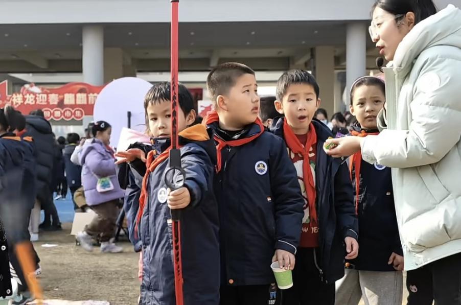 【湖畔·学生活动】“祥龙迎春 龘龘前行 ” ——金陵小学（仙林湖校区）2024元旦国潮市集来啦！_html_m12b2baa1.jpg