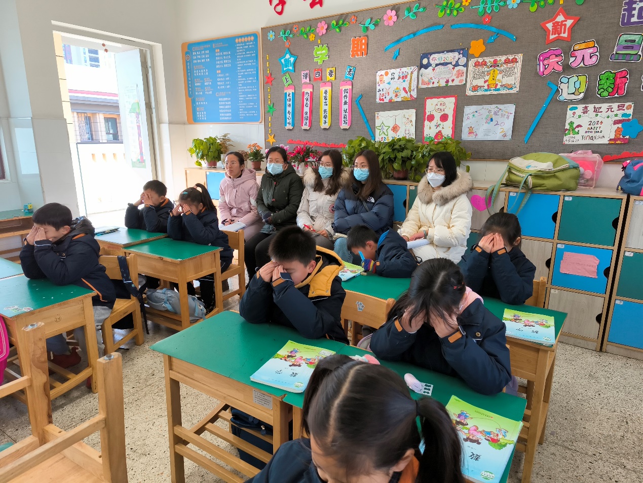 【湖畔·童化课堂】注重实践能力 聚焦动手动脑——数学校本研修之课例研讨（192）_html_m510976f4.jpg