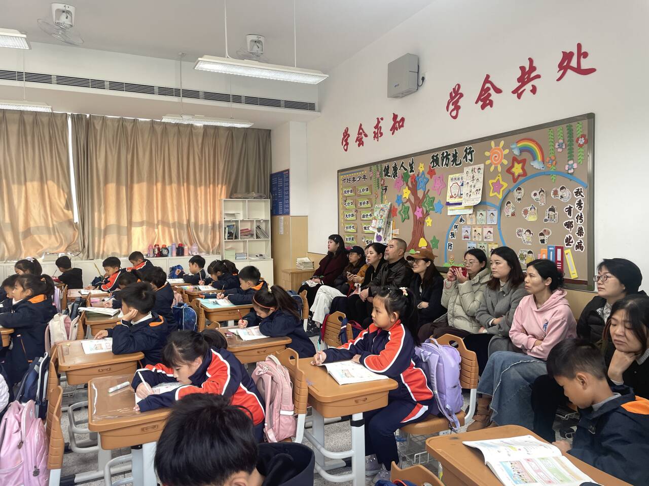 【湖畔·家校共育】携手启航，共筑成长梦——金陵小学（仙林湖校区）第五次“家长开放月”（一年级篇）_html_6817e788.jpg
