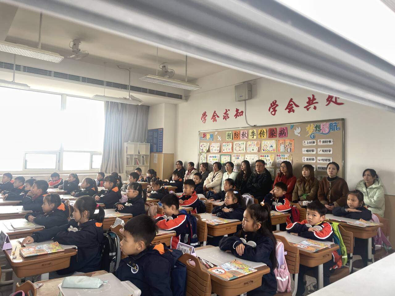 【湖畔·家校共育】携手启航，共筑成长梦——金陵小学（仙林湖校区）第五次“家长开放月”（一年级篇）_html_m53ca2f9e.jpg