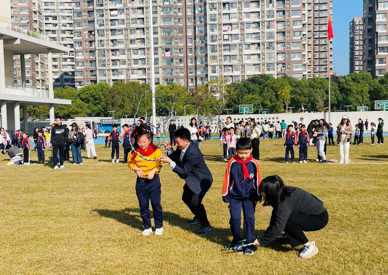【湖畔·学生活动】秋韵燃动，逐梦赛场——记南京市金陵小学（仙林湖校区）2024—2025学年秋季趣味运动会（一、三年级）_html_m68a07eae.jpg