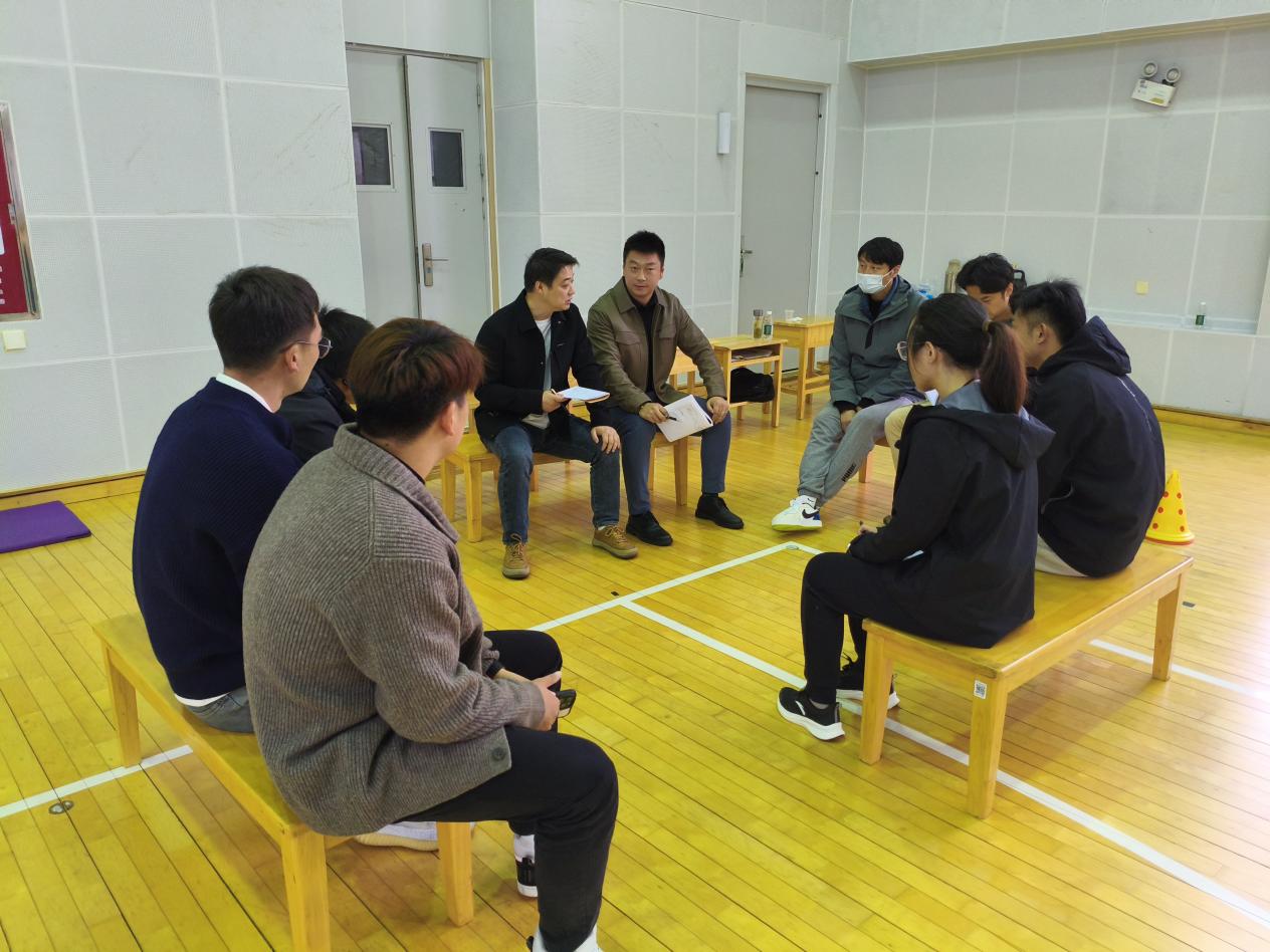 【湖畔·协同育人】精准教研引领入校园 深度把脉课堂促成长——栖霞区体育教研员莅临学校开展调研与听课指导活动_html_m569fdeec.jpg
