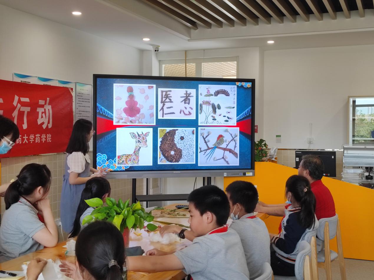 浓情过端午，巧手做香囊——南中医牵手金小广志路“大手拉小手”中医药文化科技节端午特色活动侧记(1)_html_m484954de.jpg