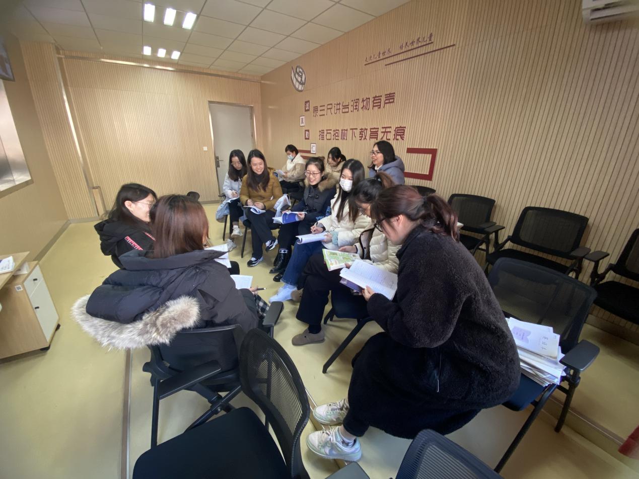 【湖畔·童化课堂】主题引领谋新篇，凝心聚力促提升——记英语组第十六周校本教研_html_m4ea36679.jpg