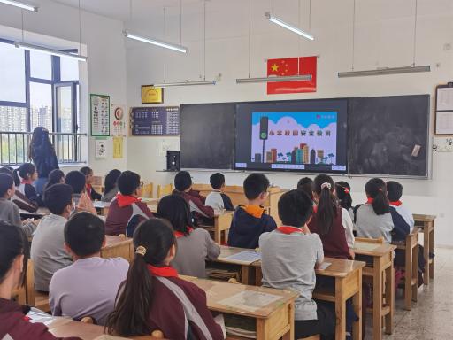 【博学广志】警钟长鸣 防患于未然——记金陵小学（广志路校区）开展应急疏散演练活动_html_16c1e9a6.jpg