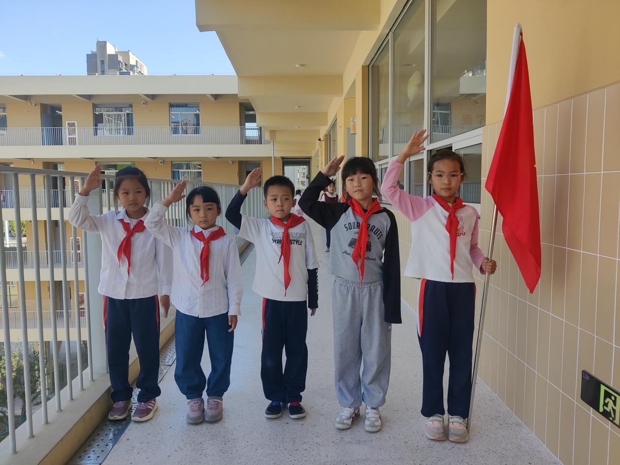 【湖畔·红领巾】童心向党，薪火相传——金陵小学（仙林湖校区）建队日系列活动之我与队旗合个影_html_6141e4f0.jpg