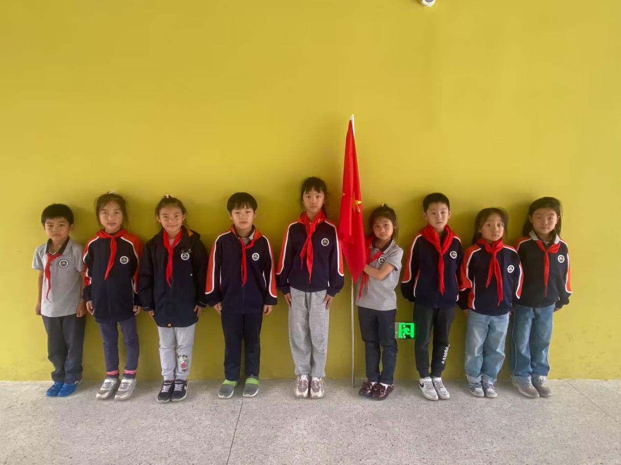 【湖畔·红领巾】童心向党，薪火相传——金陵小学（仙林湖校区）建队日系列活动之我与队旗合个影_html_cef705e.jpg