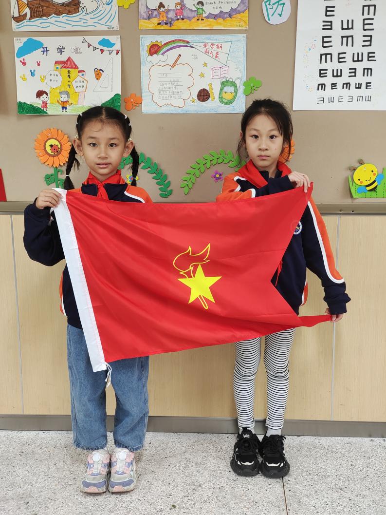 【湖畔·红领巾】童心向党，薪火相传——金陵小学（仙林湖校区）建队日系列活动之我与队旗合个影_html_15ed581d.jpg