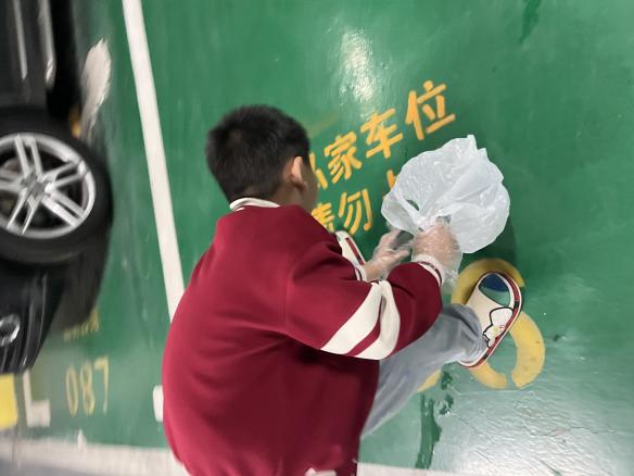 【湖畔·红领巾】“童心向党，薪火相传”——金陵小学（仙林湖校区）建队日系列活动之我为红领巾添光彩_html_m6d255b6f.jpg