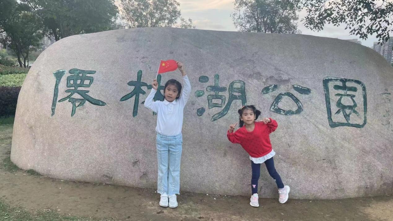 【湖畔·红领巾】“童心向党，薪火相传”——金陵小学（仙林湖校区）建队日系列活动之我为红领巾添光彩_html_m5d32ddb2.jpg