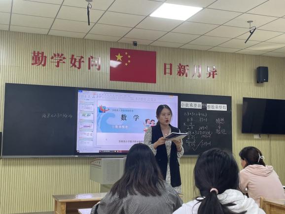 【湖畔·童化课堂】合作探究 厘清算理 掌握算法——数学校本研修之课例研讨（180）_html_m65608d93.jpg