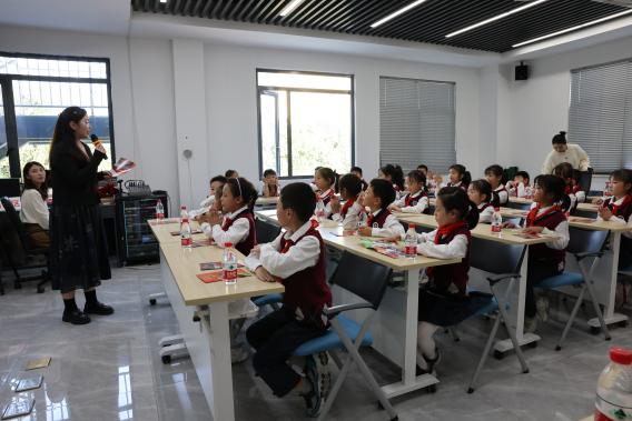 【湖畔·学生活动】把握童声话筒，做新时代小记者——金陵小学（仙林湖校区）少先队员代表参观栖霞区融媒体中心_html_5f9a4ec7.jpg