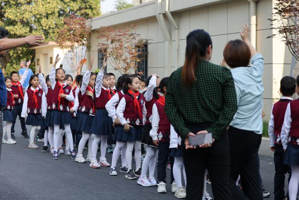 【湖畔·学生活动】把握童声话筒，做新时代小记者——金陵小学（仙林湖校区）少先队员代表参观栖霞区融媒体中心_html_6ab873fb.jpg