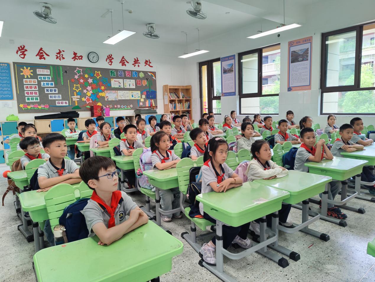 【湖畔·家校共育】香囊巧制寄安康  浓情端午润童心——记二（23）中队家长进课堂端午主题活动_html_7b1619dd.jpg