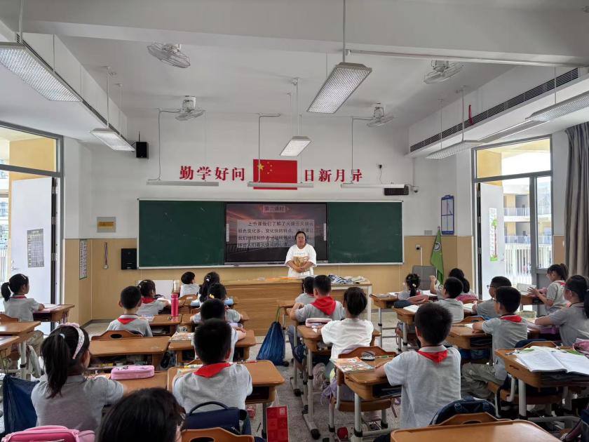 【湖畔·童化课堂】共赏天空诗意，感受语言之美——金陵小学（仙林湖校区）三年级语文组语文组教研活动_html_m3f5e2b7d.jpg