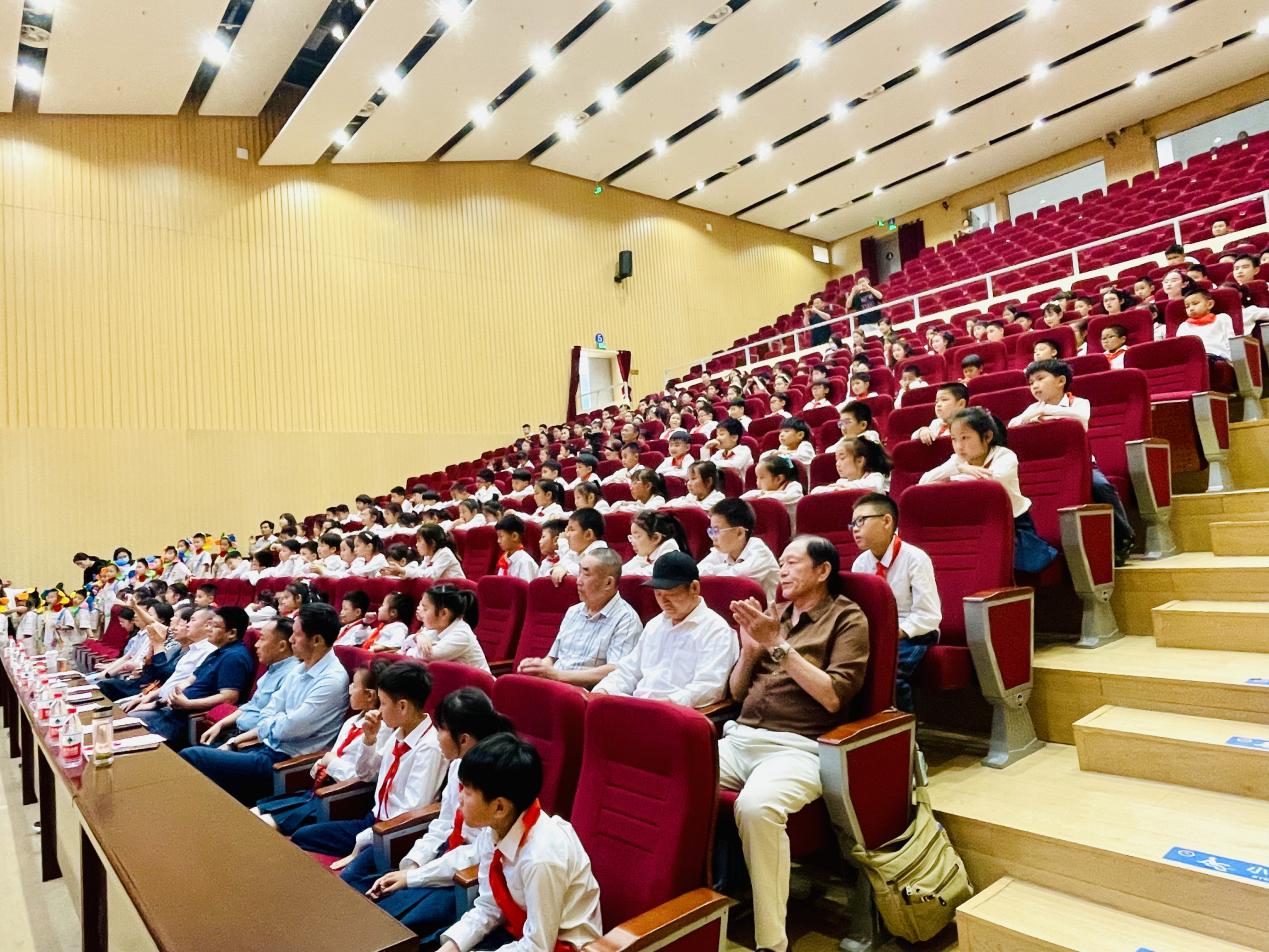【湖畔·学生活动】老少同声爱国情  同心奋进新征程——我校联合街道关工委开展老少同台节目展演活动_html_m6272a632.jpg