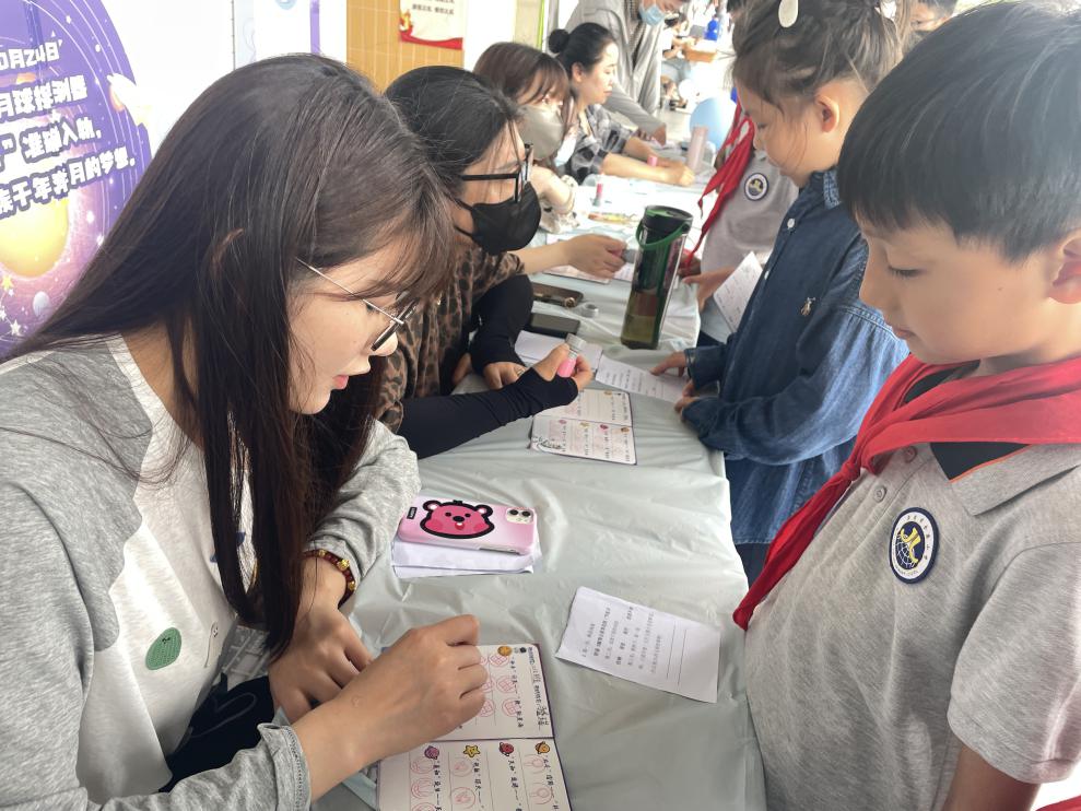 赋趣于乐炼技能，逐梦九天提素养——“你好，太空！”金陵小学（仙林湖校区）学科游园活动_html_3107da88.jpg