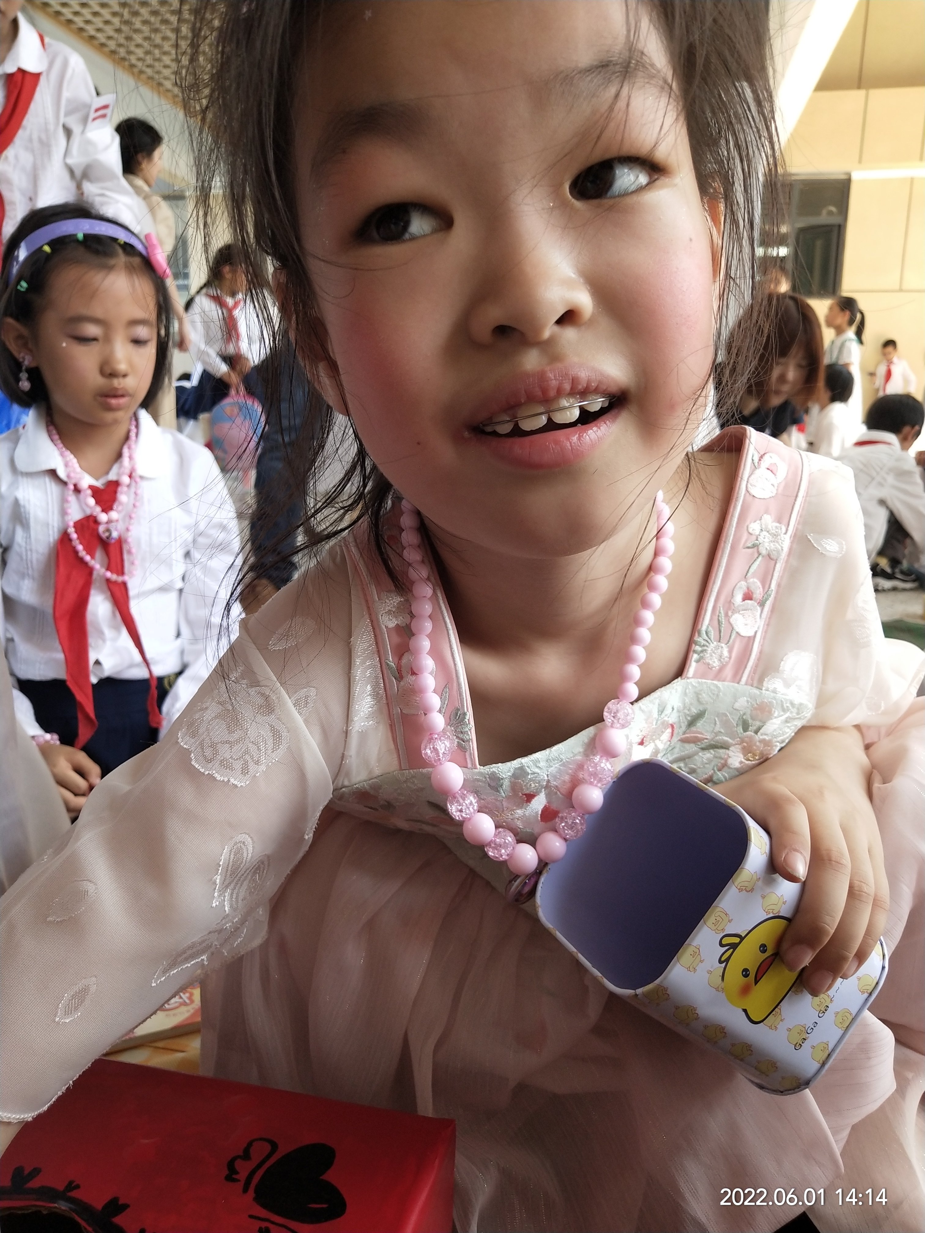 【广志学子】原来爱心的份量是这么重——记金陵小学广志路校区二19班 “爱心义卖”活动_html_3a224039.jpg