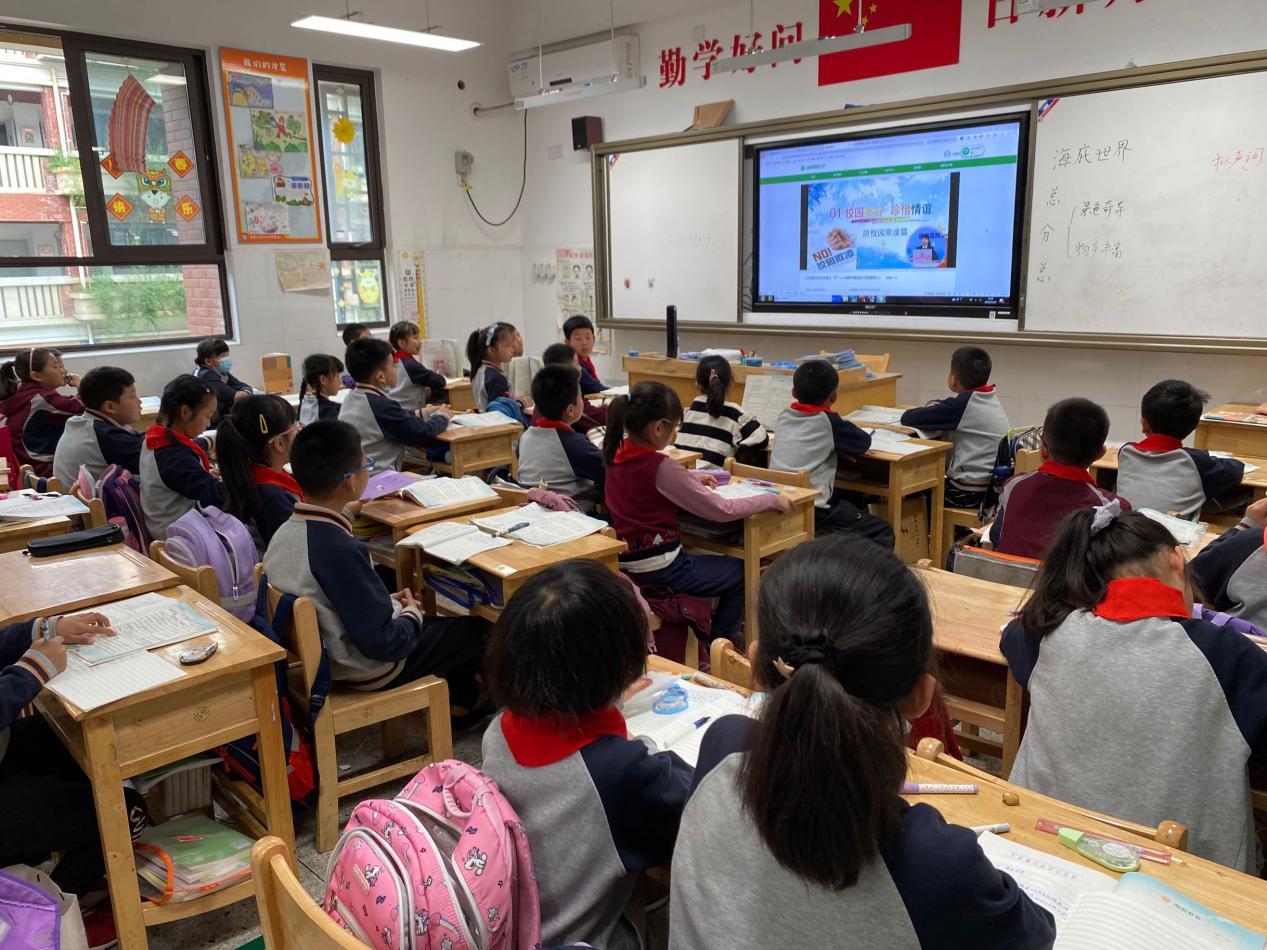 2022.5.16【湖畔光影】学法懂法  走好人生道路_html_m3cc9ac22.jpg