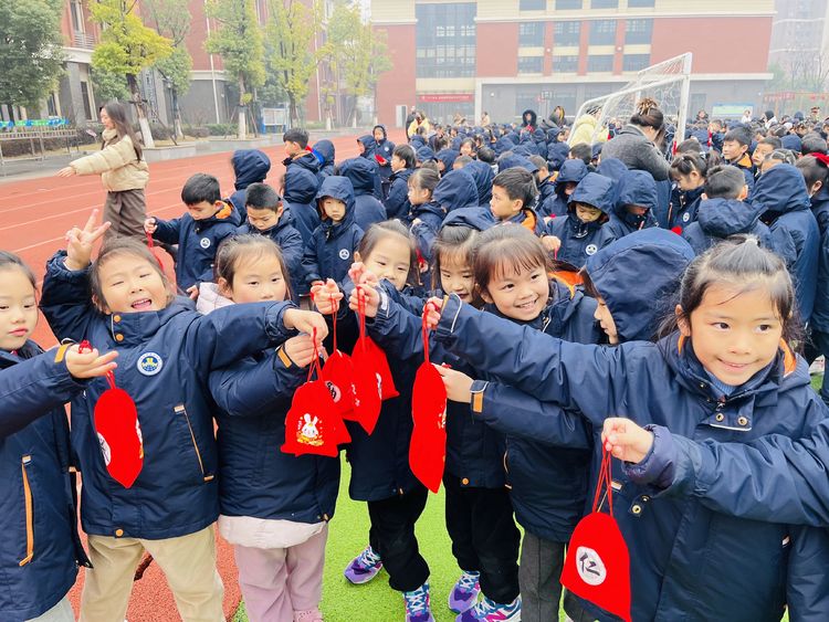 【湖畔·三博论坛】这样·爱你·刚刚好——记金陵小学（仙林湖校区)一年级春季学期开学典礼_html_42619b7c.jpg
