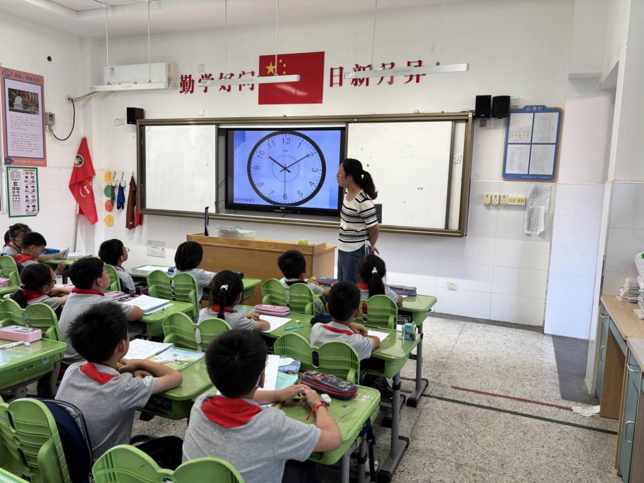 【湖畔·童化课堂】慧眼看时间，巧手来实践——数学校本研修之课例研讨（270）_html_m326dda91.jpg