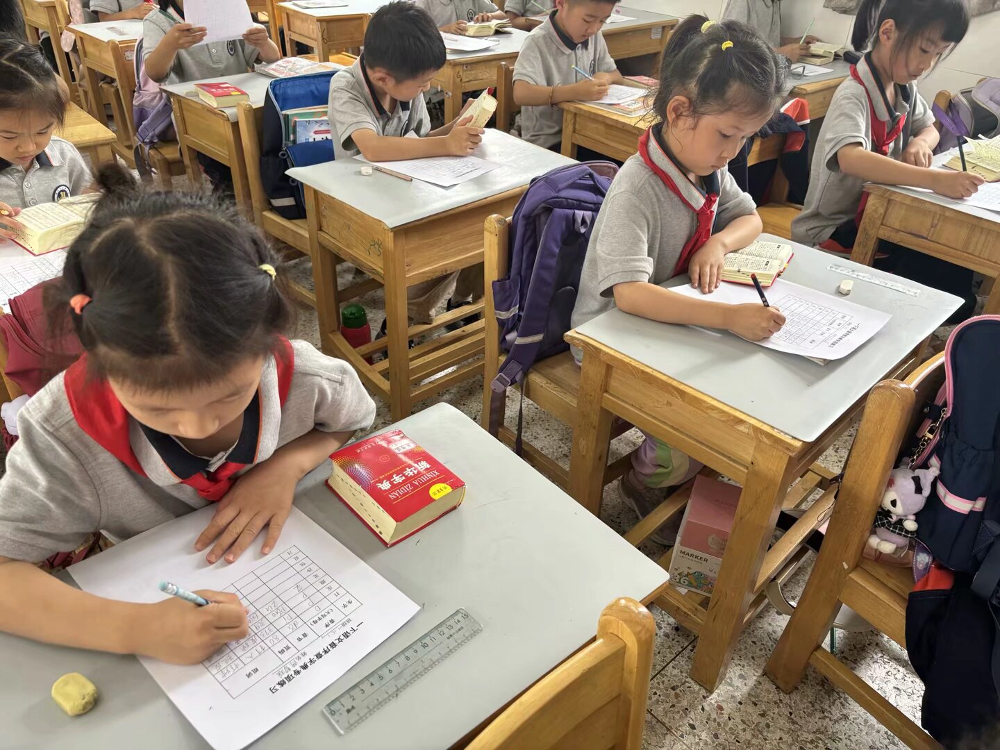 【博学广志】探秘百草园，神农查药“典”——南京市金陵小学（广志路校区）一年级语文查字典活动_html_14339528.jpg