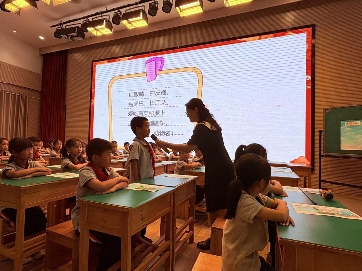 从“经历”走向“经验”一一栖霞区小学语文低年级“学科实践”专题研讨_html_m1f22fec5.jpg