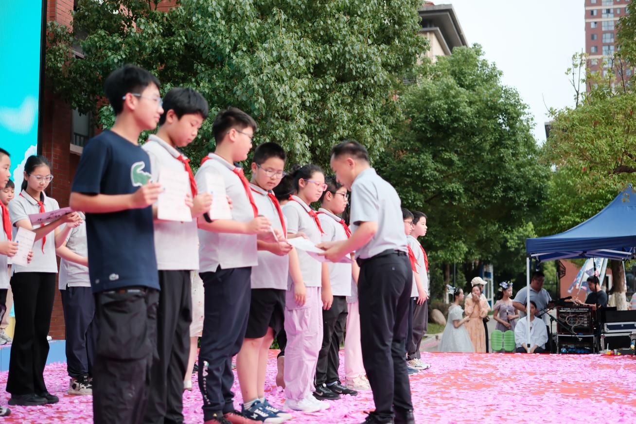 【湖畔·学生活动】永远是夏天——金陵小学（仙林湖校区）2019级毕业典礼圆满举行_html_4ee4e446.jpg