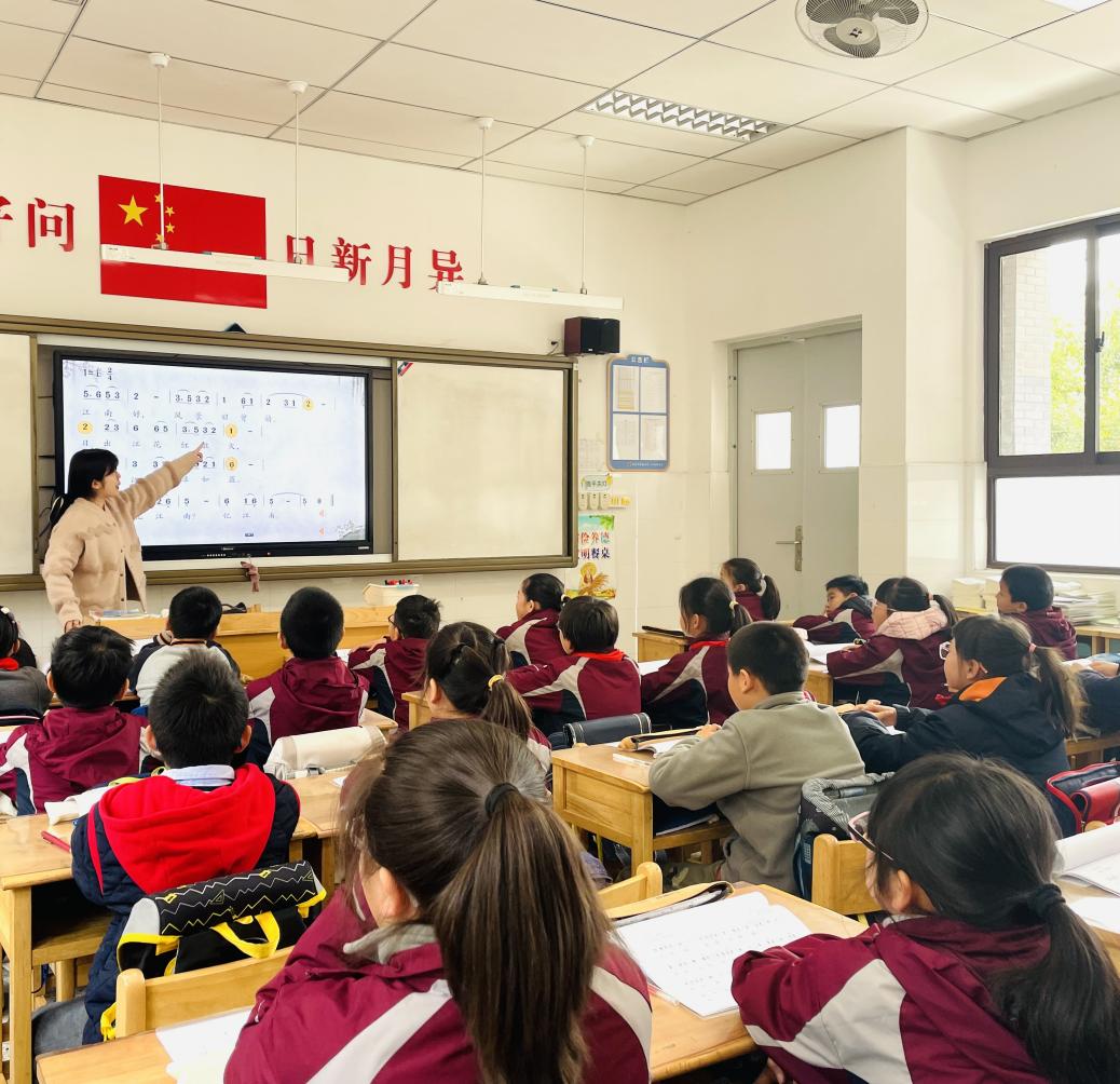 【湖畔·童化课堂】音乐课堂展风采 教学交流共成长——音乐校本研修之课例研讨_html_m6a8fa614.jpg