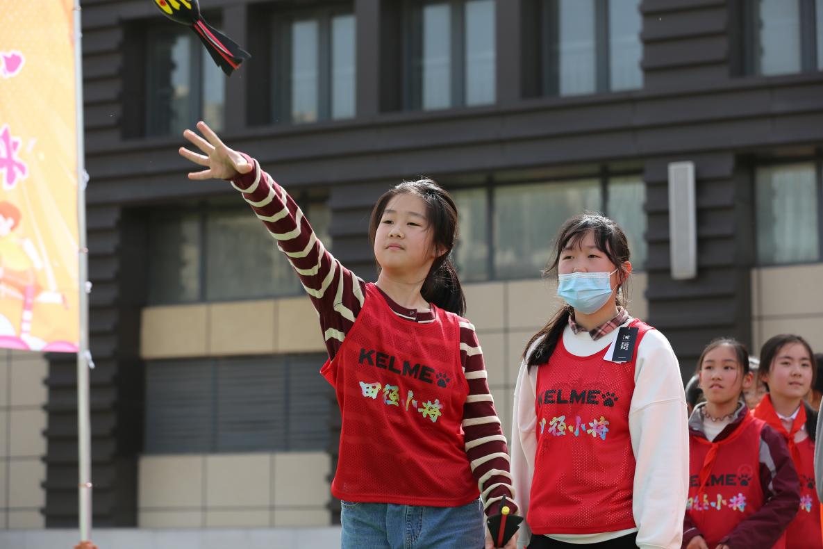 【博学广志】趣味田径进校园，阳光体育每一天--记五4班家长进课堂活动_html_m4556c9a6.jpg