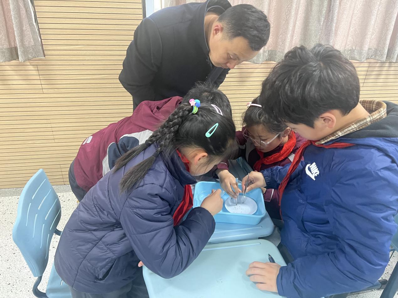 【博学广志】以研促教，共同进步——金陵小学广志路校区科学组校本教研活动_html_m86704af.jpg