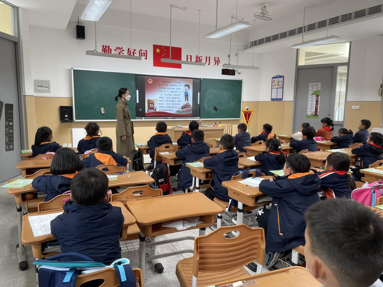 【湖畔·学生活动】大力弘扬宪法精神，建设社会主义法治文化——金陵小学（仙林湖校区）开展“宪法宣传周”活动_html_2581d390.jpg