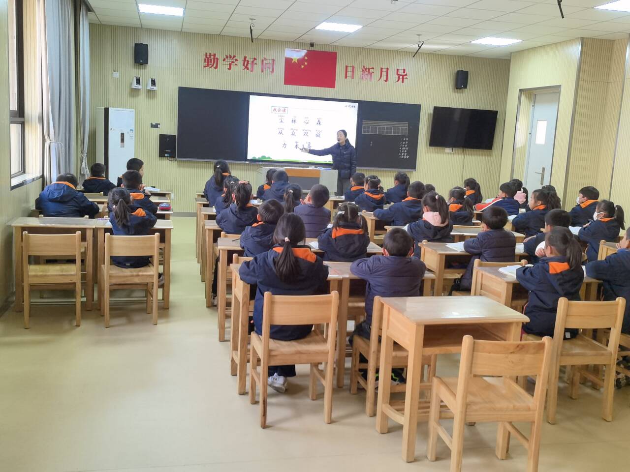 【湖畔·童化课堂】 初冬的研讨 ——记金陵小学（仙林湖校区）一年级语文组教研活动_html_m16126132.jpg