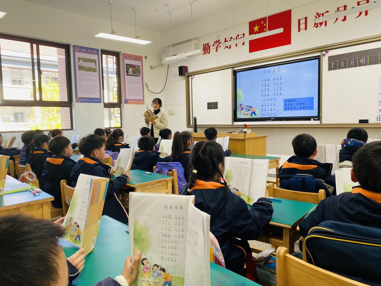 【湖畔·童化课堂】拓识字新途，展教研风采——记金陵小学（仙林湖校区）一年级语文组教研活动_html_m6da6b0d7.jpg