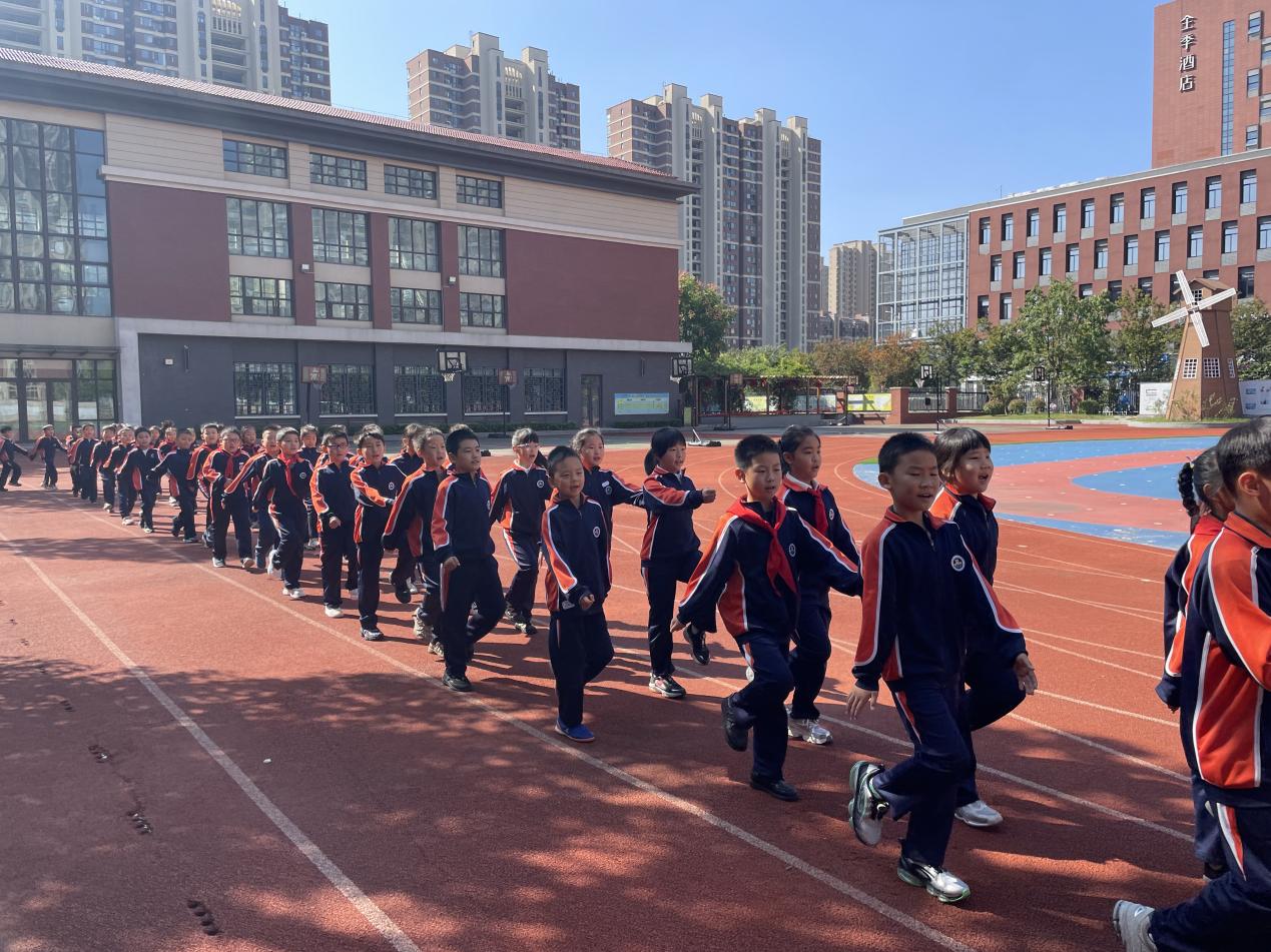 【湖畔·竞赛掠影】队形队列展风采 阳光活力正少年——记金陵小学（仙林湖校区）二年级进退场比赛_html_79ebcc82.jpg