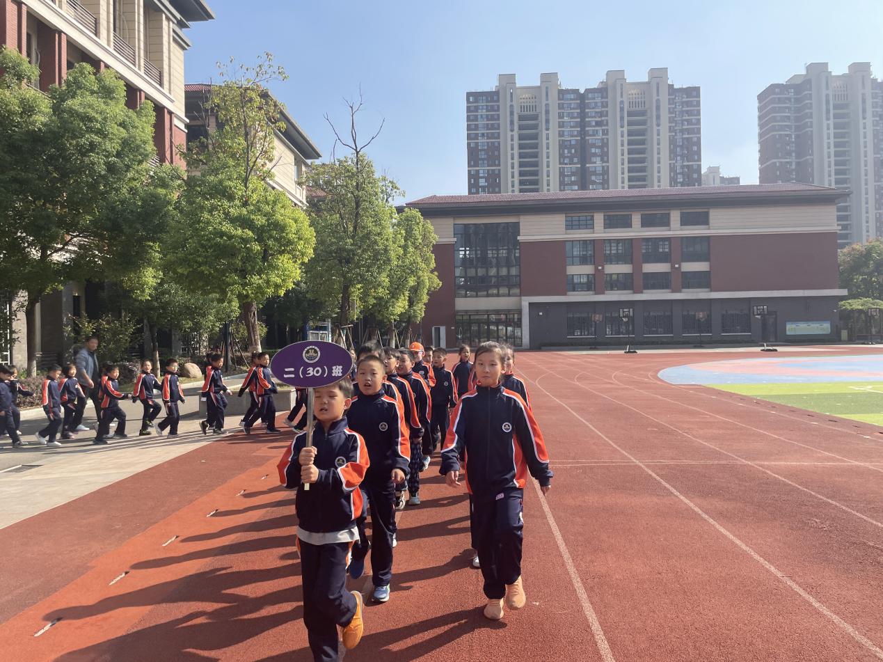 【湖畔·竞赛掠影】队形队列展风采 阳光活力正少年——记金陵小学（仙林湖校区）二年级进退场比赛_html_m12868821.jpg