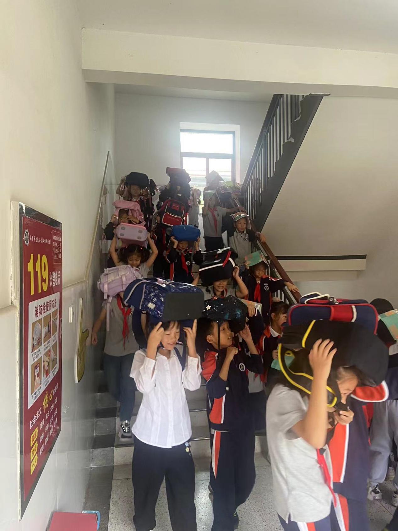 【湖畔·共佑安全】赋能年轻一代，共筑韧性未来——金陵小学（仙林湖校区）开展防震减灾演练_html_m216a2b52.jpg