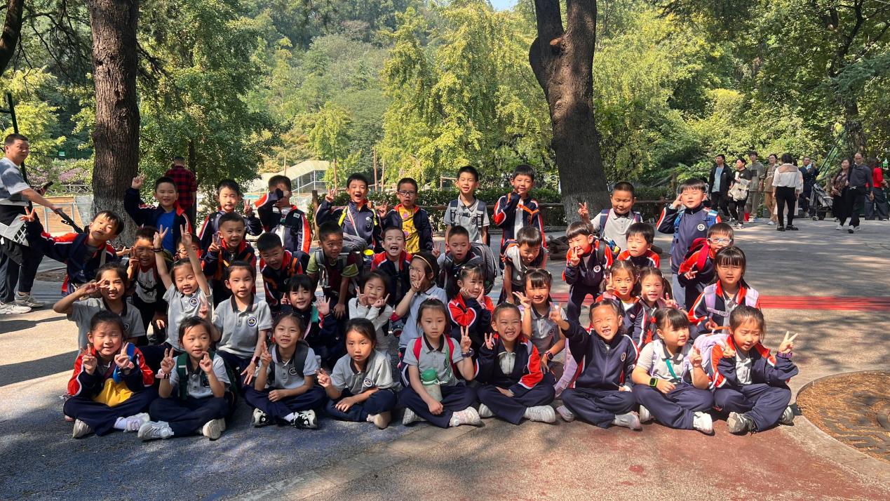 【湖畔•学生活动】秋游红山，乐享自然——记金陵小学（仙林湖校区）一年级秋季综合实践活动_html_mf215d74.jpg