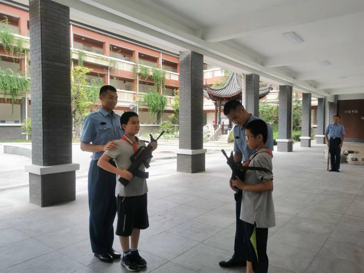 【湖畔光影】大手牵小手，永远跟党走——大中小学生共讲雨花英烈故事_html_m3edf74d9.jpg