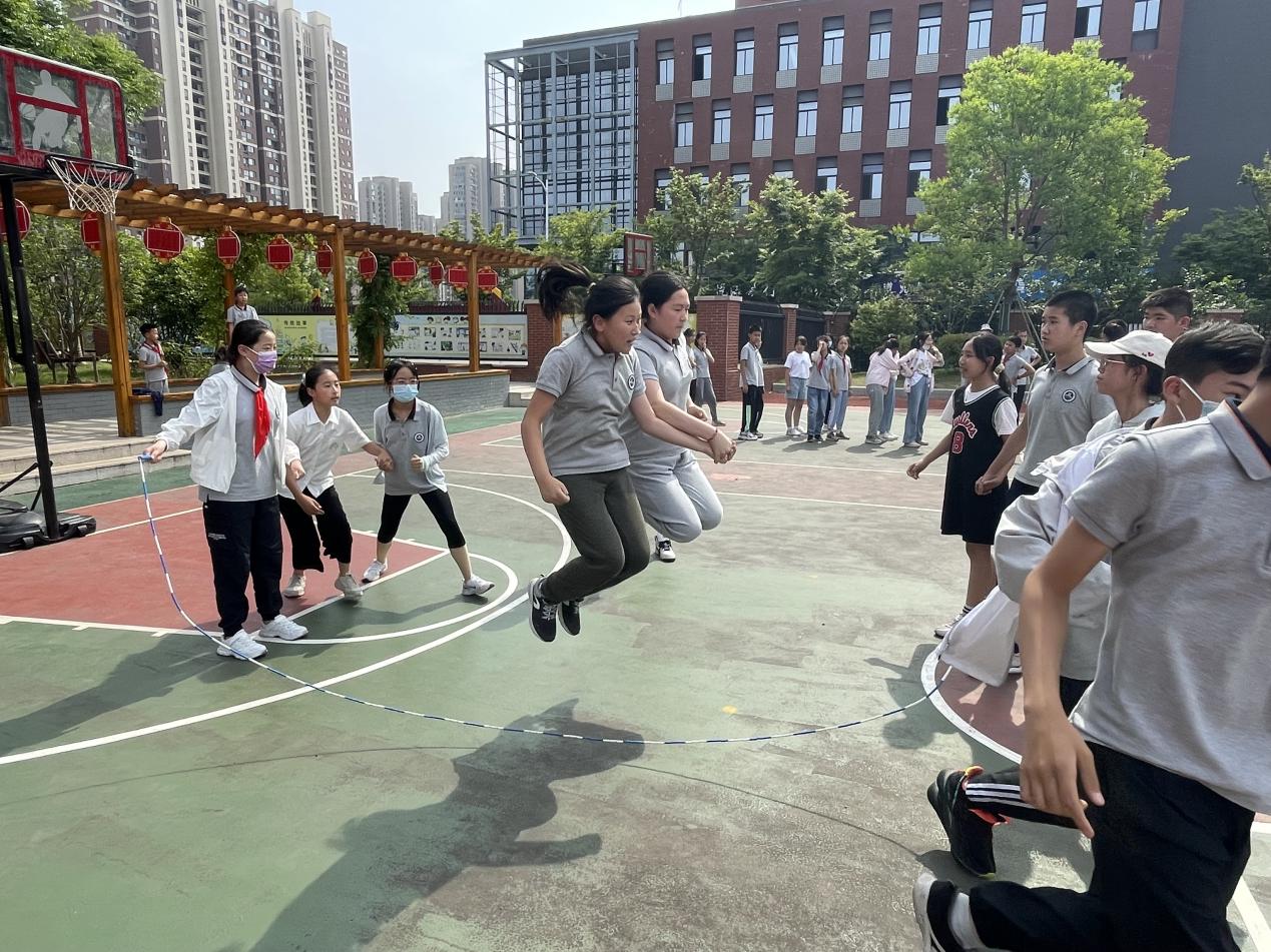 【湖畔光影】凌云赛场，斗志昂扬——第三届体育活动周之“板羽垫球、双人跳长绳比赛”_html_m200ad09c.jpg