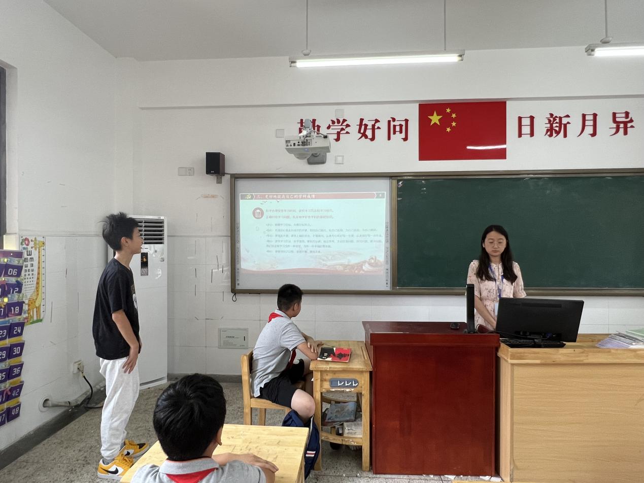 【湖畔党建】如何做一名合格的小学毕业生——中共南京市金陵小学仙林湖校区党支部开展“领导带头上好思政课”活动_html_m6b8b15d4.jpg