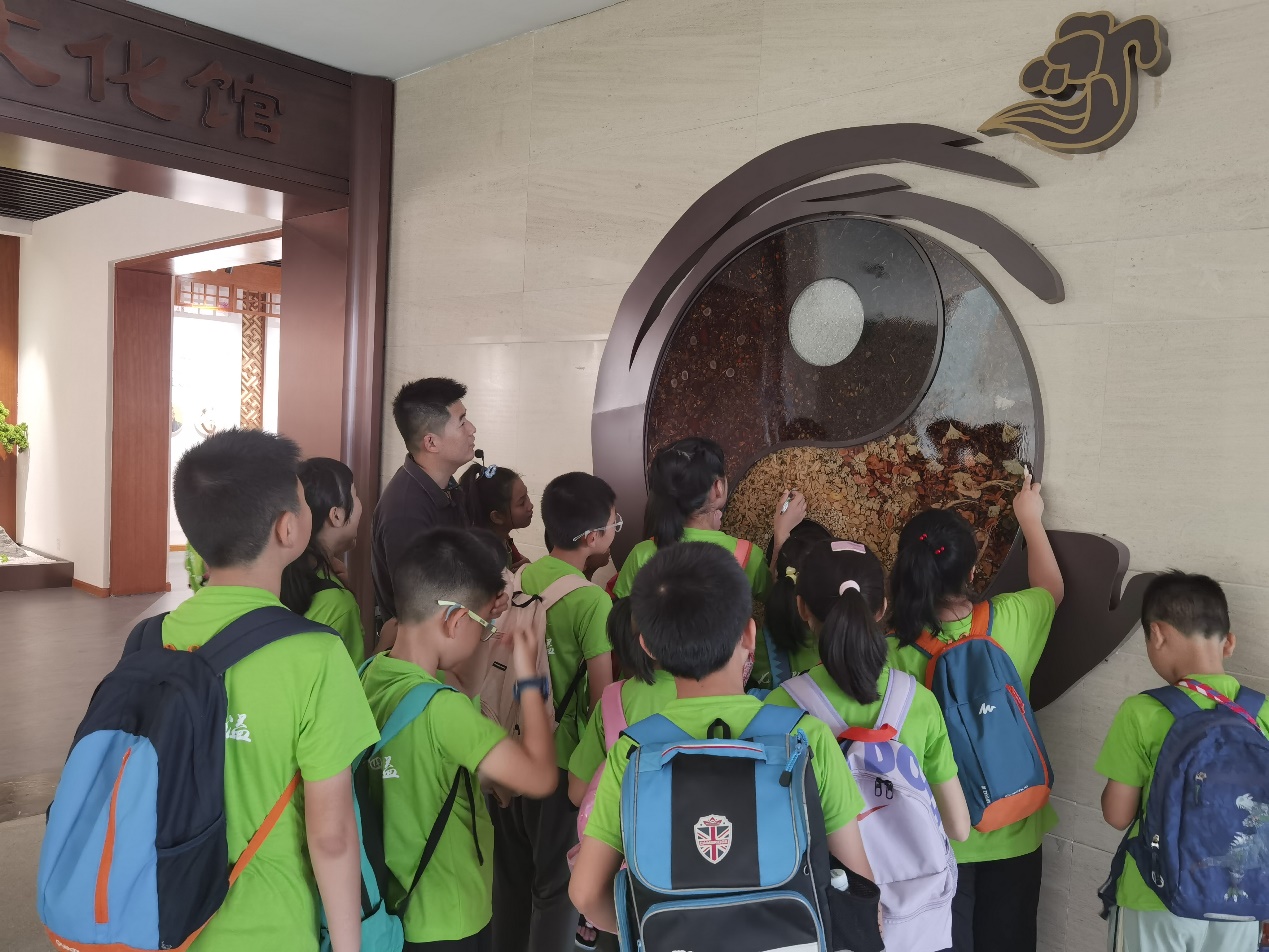 【博学广志】识医药，品文化，乐传承——“岐黄校园行”中医药文化游学夏令营顺利开营_html_md713a3b.jpg